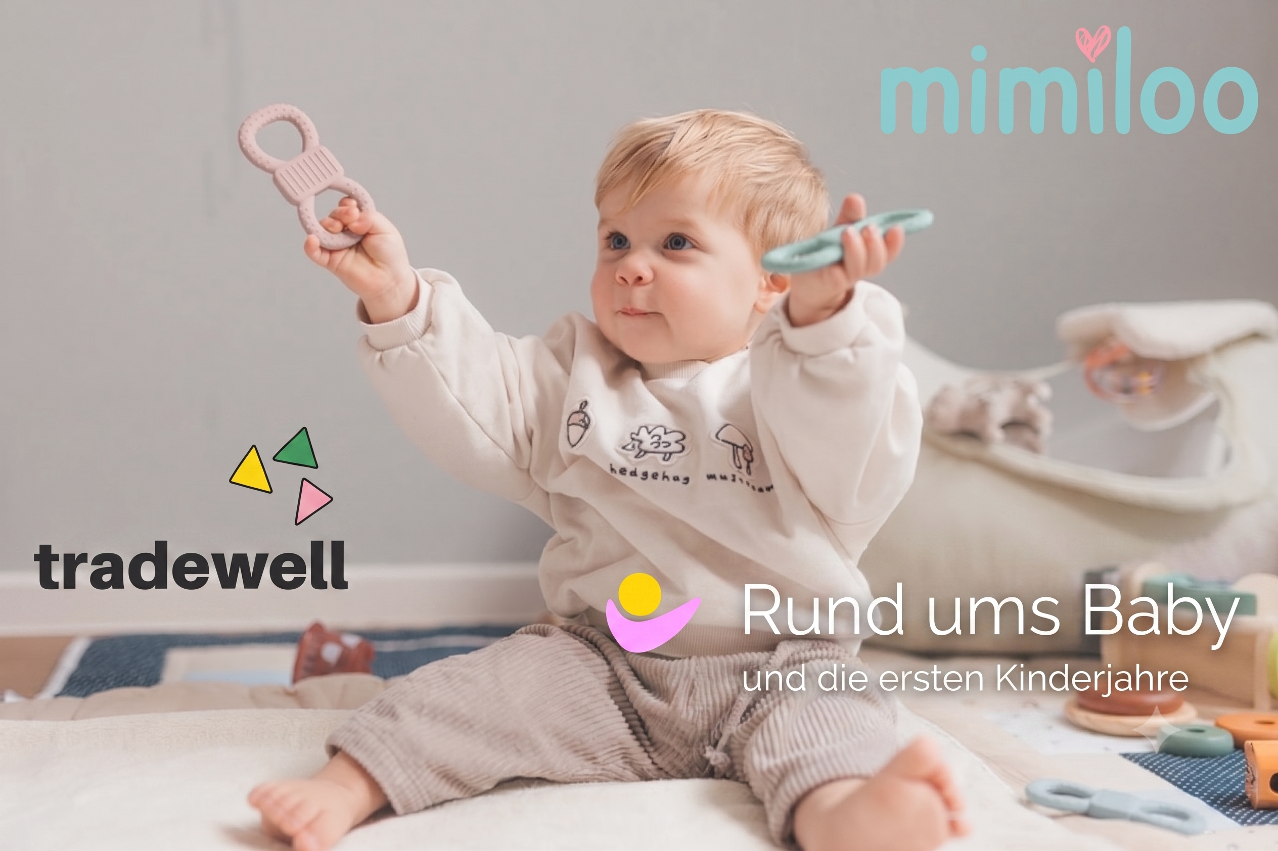 Baby, das zwei verschiedenfarbige mimiloo Beißringe in der Hand hält, umzingelt von Logos von Kooperationspartnern von mimiloo