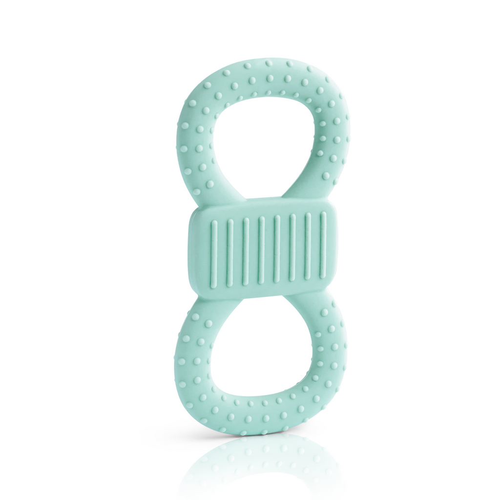 Aufrecht stehender, minzfarbener Beiß- und Lernring in Form einer 8. Die Oberfläche ist mit Noppen versehen und das Mittelstück ist geriffelt, um das Zahnfleisch zu massieren.